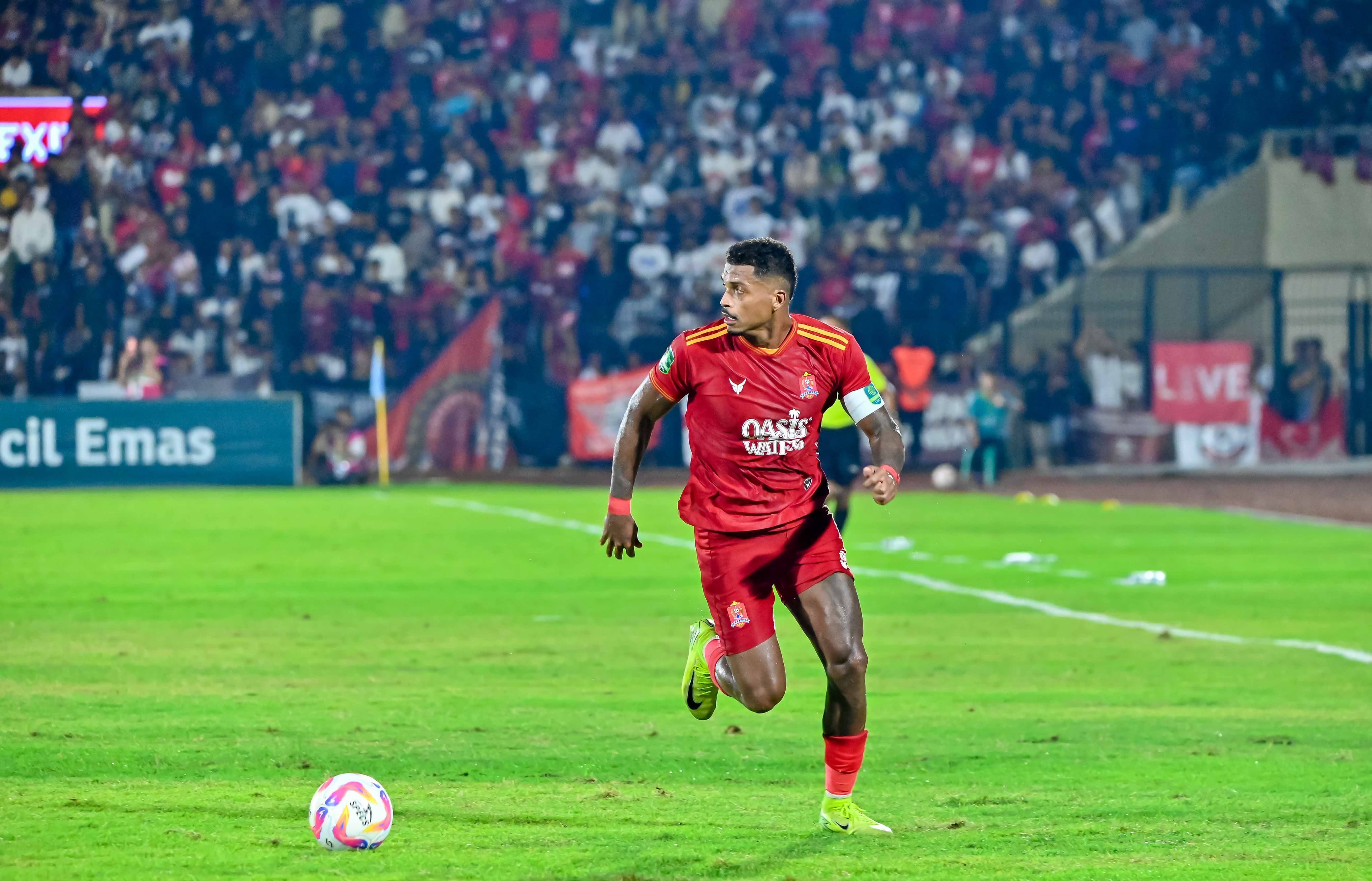 GESIT: Rosalvo tengah menggiring bola menerobos benteng pertahanan lawan dalam laga belum lama ini.