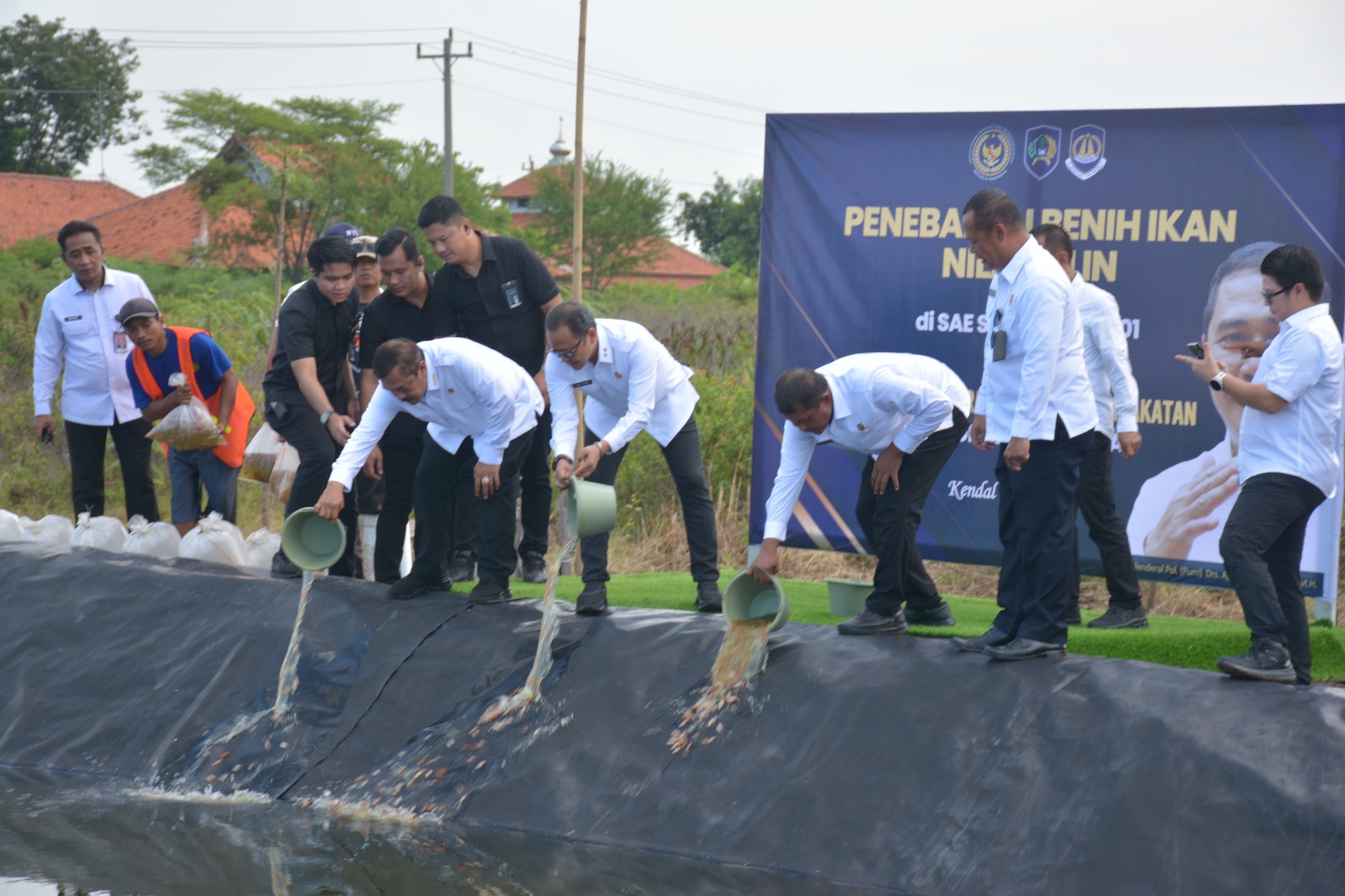 TEBAR BENIH &ndash;  Menteri Imigrasi dan Pemasyarakatan Agus Indriyanto menebarkan benih di lapas terbuka Kendal yang dihadiri Kalapas Purwodadi.