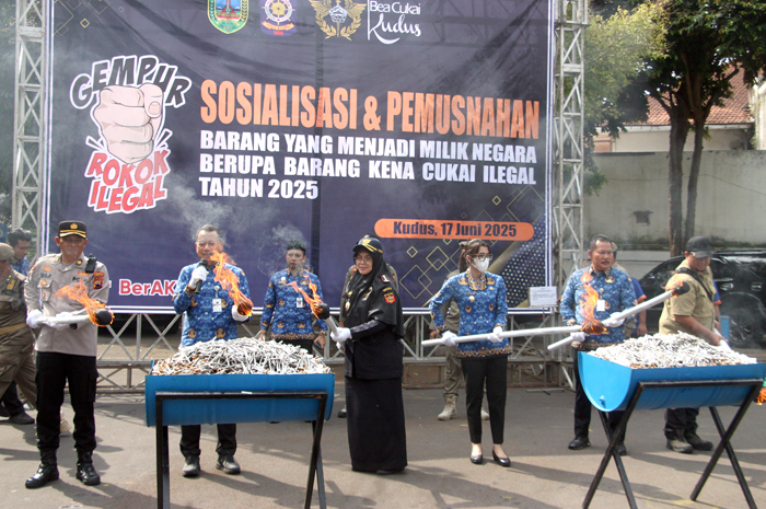PEMUSNAHAN: Bupati Kudus Samani Intakoris membakar enam juta lebih batang rokok illegal di halaman depan pendopo.
