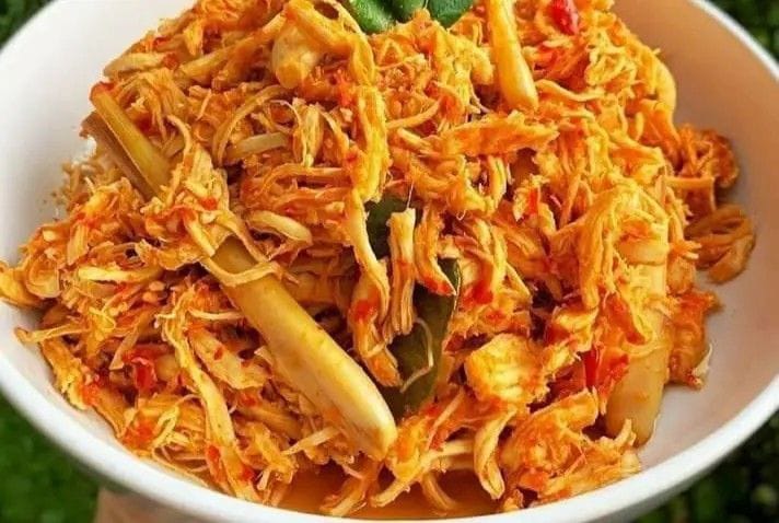 Ayam suwir pedas yang menggugah selera