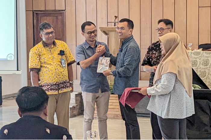 APRESIASI: BPJS Kesehatan memberikan penghargaan kepada RS Bhina Bhakti Husada untuk Fasilitas Kesehatan Rujukan Tingkat Lanjut (FKRTL) terbaik dalam indikator kepatuhan bagi peserta program JKN.