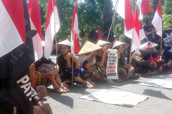 UNJUK RASA: Warga Kayen-Sukolilo mendatangi Kantor Polresta Pati awal pekan ini.