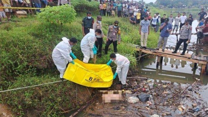 PENEMUAN MAYAT - Tangkapan layar proses evakuasi mayat tanpa anggota tubuh di Muaro Anai Padang Pariaman, Rabu (18/6/2025)