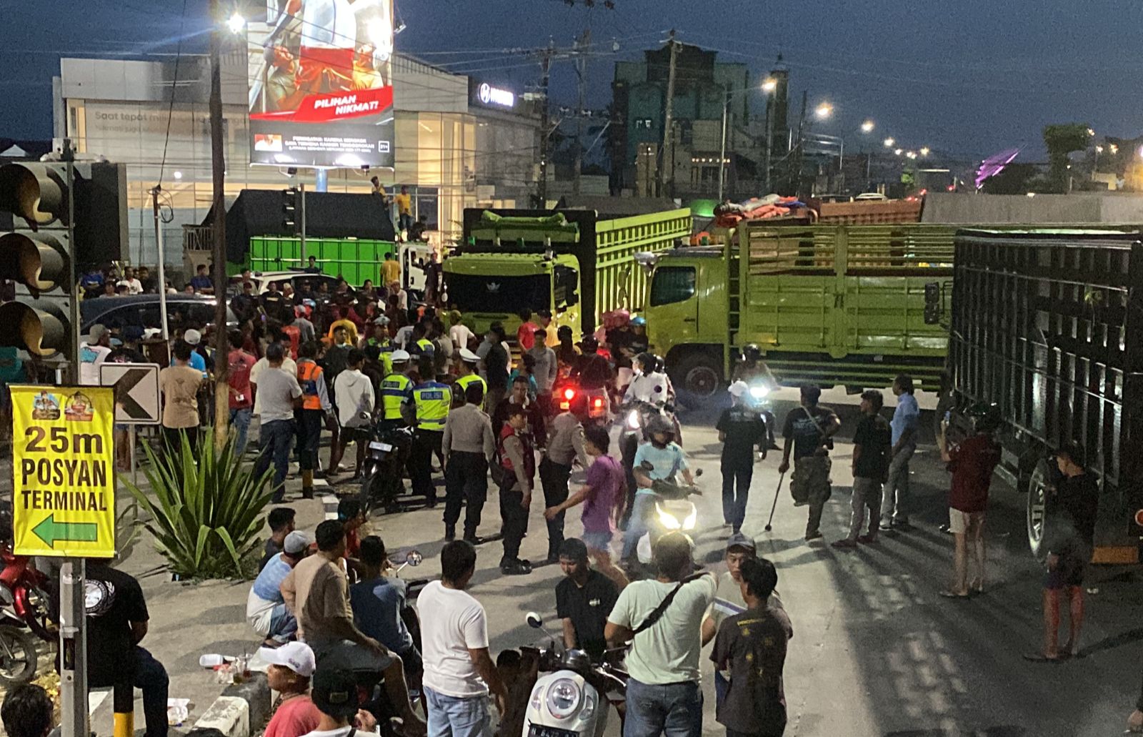 MEMANAS: Terlihat kerumunan sopir dan truk ODOL memenuhi ruas jalan Simpang Terminal Kudus, Kamis (19/6).