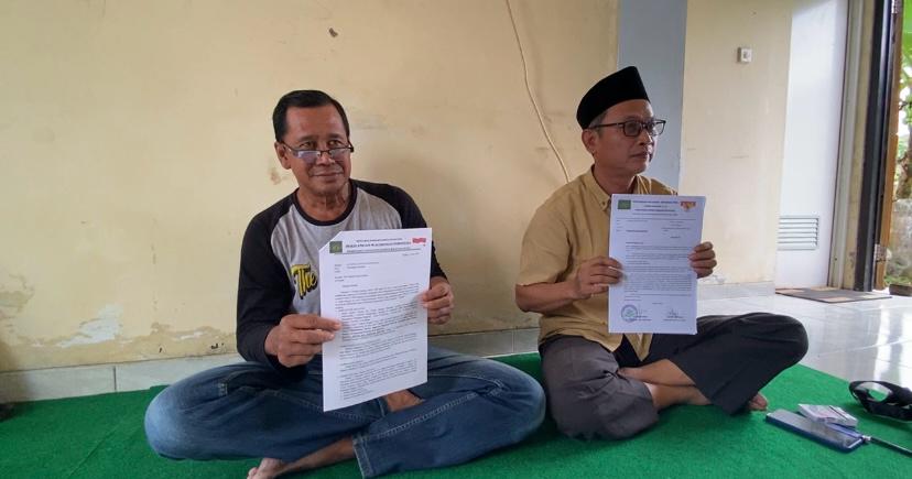 BERKAS: Tim Hukum PWI LS Kudus Kunarto (kiri) bersama ketua Pengurus Daerah PWI LS Kudus, Masnan (kanan) menunjukkan dokumen administrative, baru-baru ini.