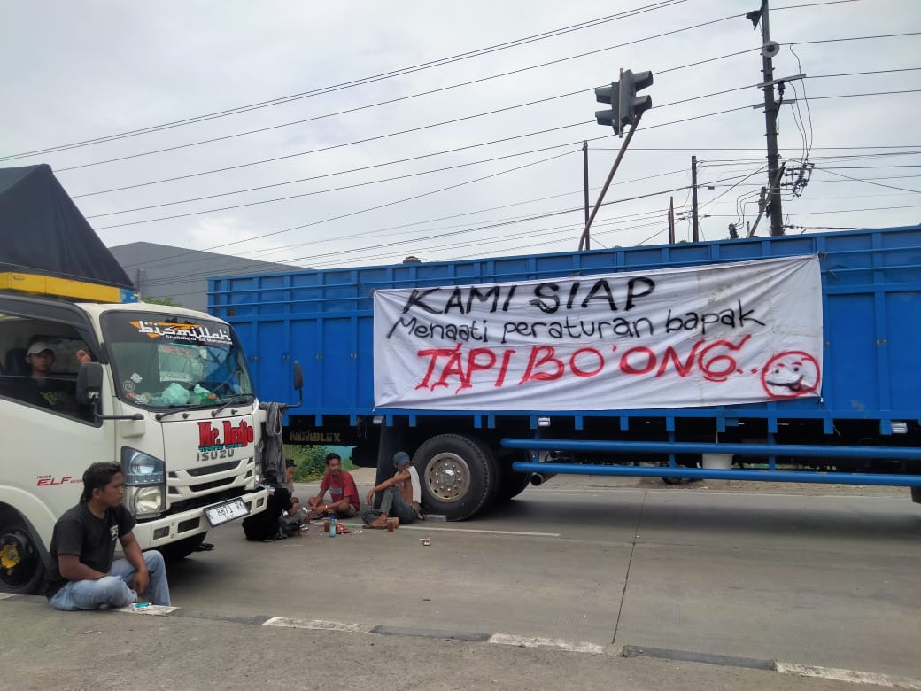 DEMO ODOL: Ratusan truk memenuhi ruas jalan lingkar selatan, turut Kecamatan Jati, Kudus kemarin.