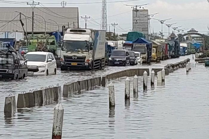 MENGULAR: Kendaraan mengular panjang dilihat dari jembatan batas Demak-Semarang, akibat rob tinggi. Kemacetan terpantau dari Karang Tengah-Sayung.