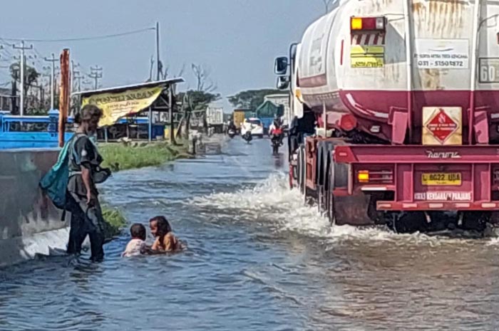TAK SURUT: Kondisi jalan raya Pantura Sayung Demak timur exit tol banjir rob tinggi.