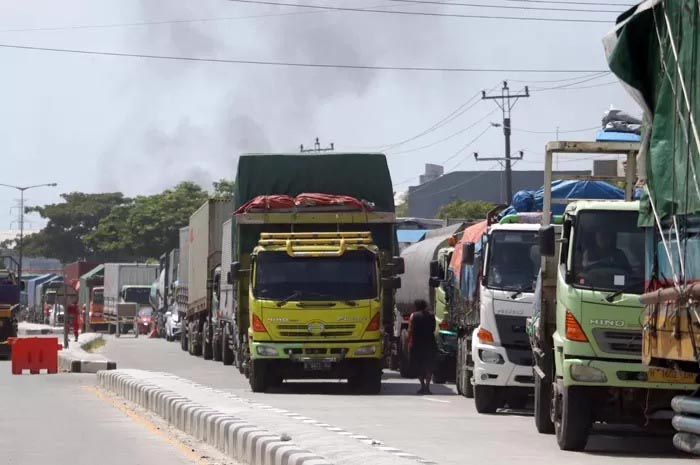 HAMBAT LALU LINTAS: Sejumlah truk berjajar di Jalur Pantura Kudus beberapa waktu lalu.