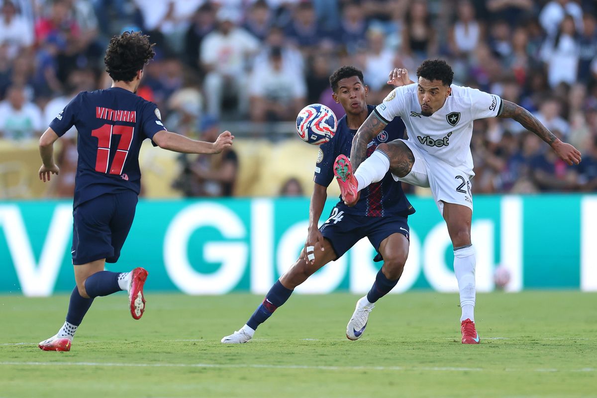 Pemain PSG dan Botafogo sedang berebut Bola di Piala Dunia Antar club