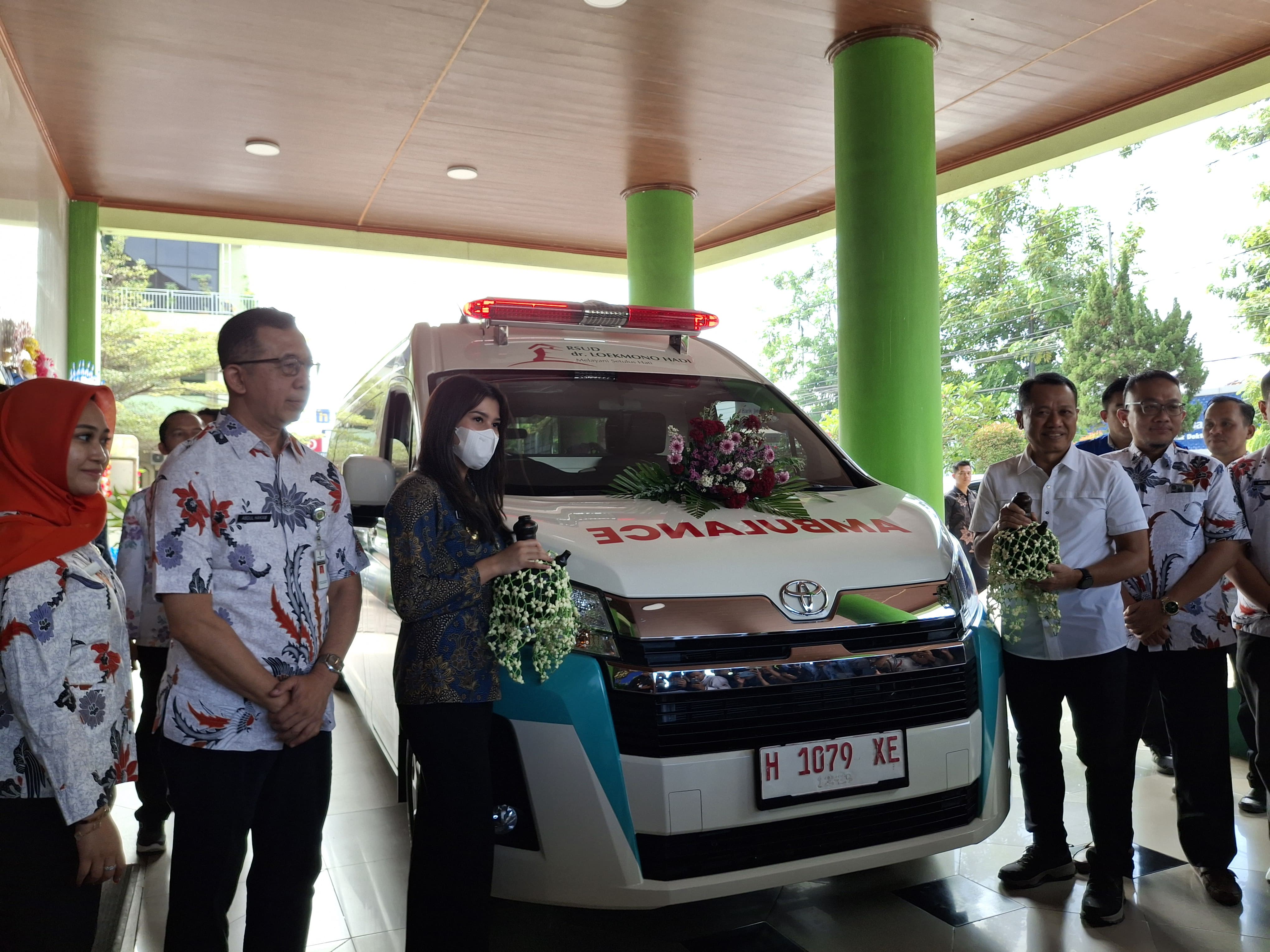 Prosesi Penyiraman air pada Ambulance baru oleh Bupati dan Wakil Bupati Kudus