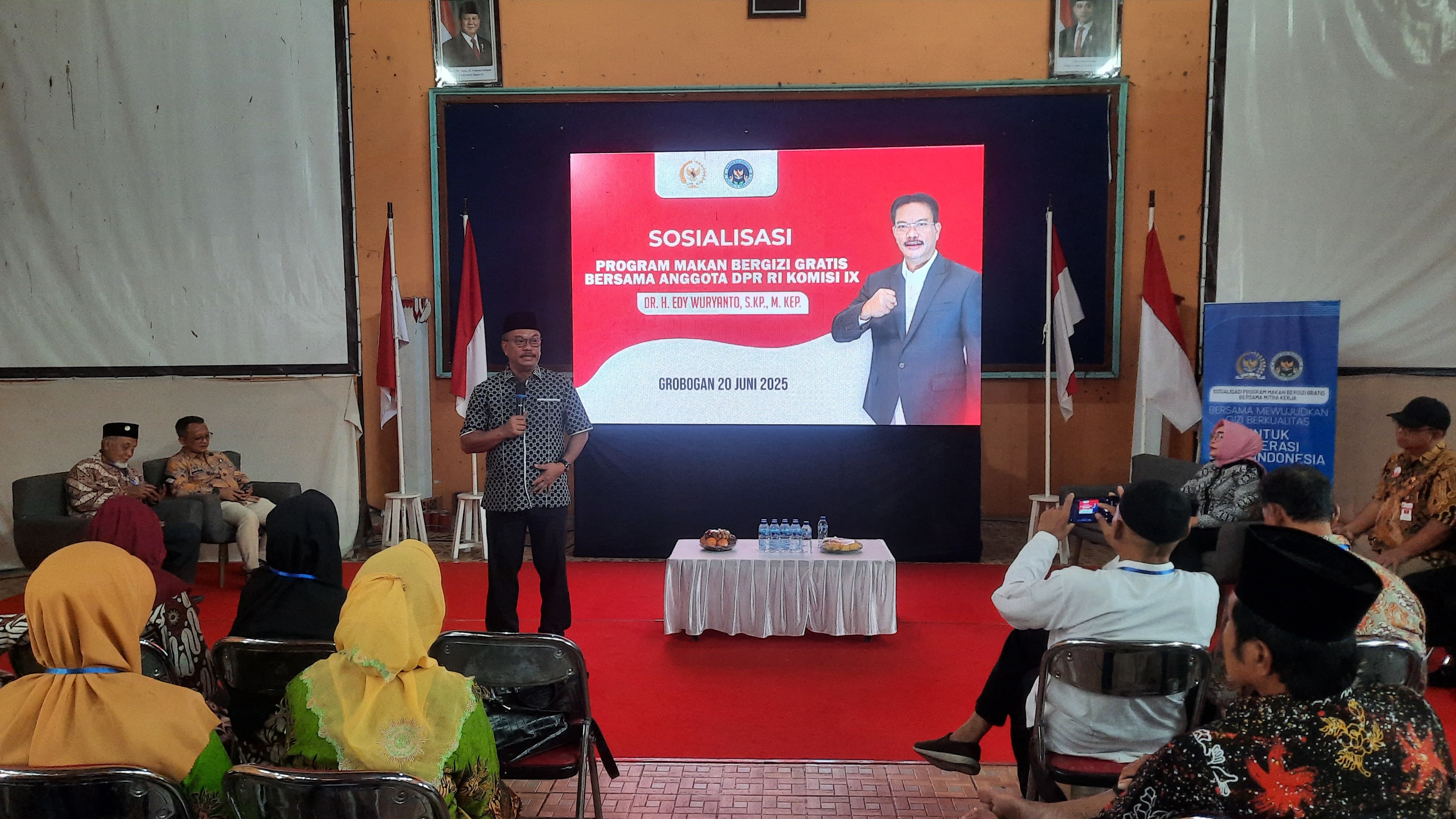 SOSIALISASI: Anggota Komisi IX DPR RI Edy Wuryanto saat menghadiri BGN di Gedung PGRI Grobogan.