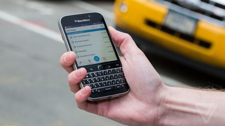 ilustrasi ponsel blackberry yang populer pada tahun 2000-an