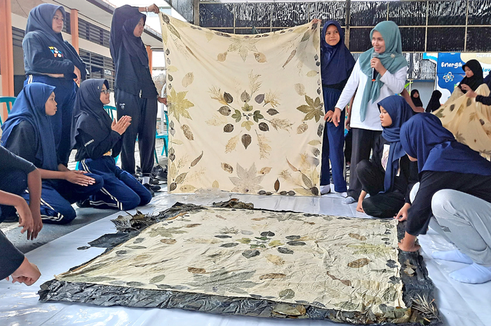 HASIL MAKSIMAL: Siswa SMP 1 Gebog Kudus memperlihatkan hasil ecoprint.