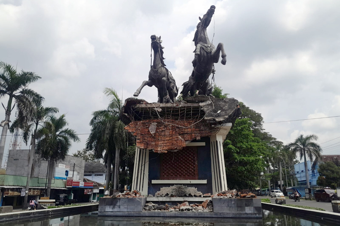 PARAH: Patung Arjuna Wiwaha Cepu, yang ambrol alami kerusakan