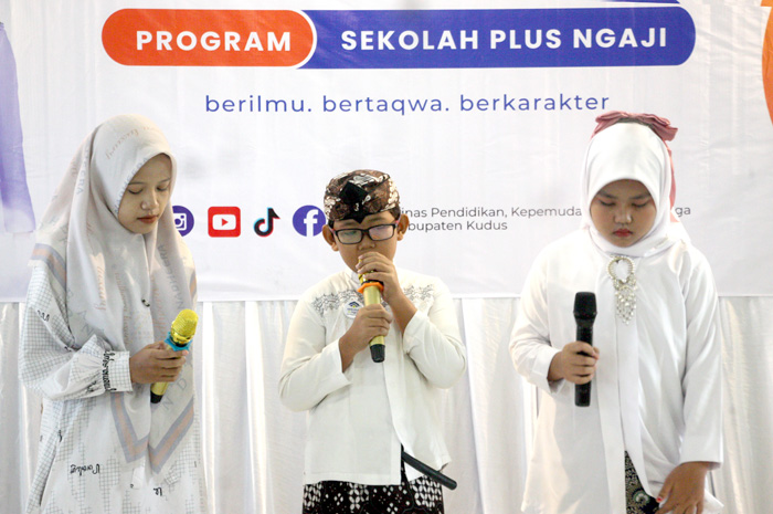 SEKOLAH PLUS MENGAJI: Launching sekolah plus mengaji dilakukan di Gedung MBG Mejobo untuk meningkatkan mutu pendidikan sekolah negeri kemarin.