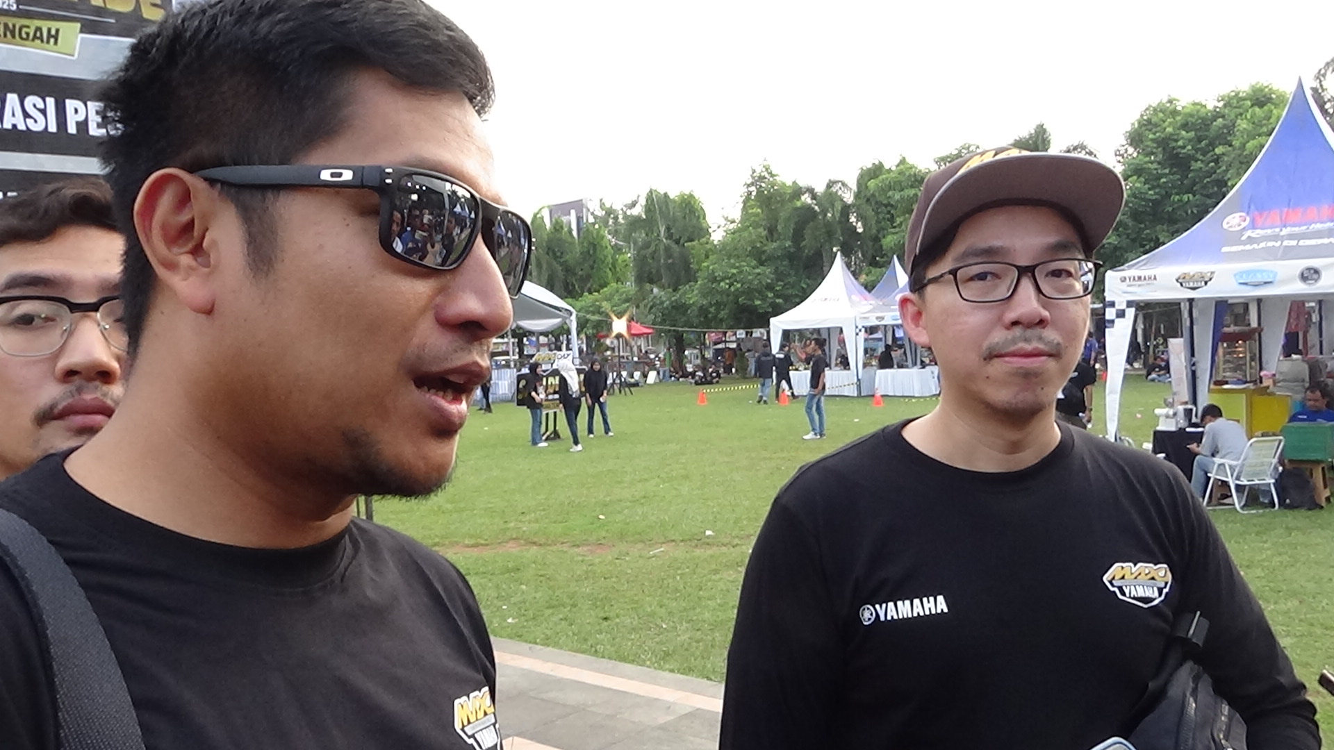 YAMAHA: Rifki Maulana, Manager PR, YRA, dan Community YIMM (kiri) dan Chief DDS Yamaha Semarang, Bill (kanan) saat diwawancarai di sela-sela acara. (ANDIKA TRISNA SAPUTRA/RADAR KUDUS)