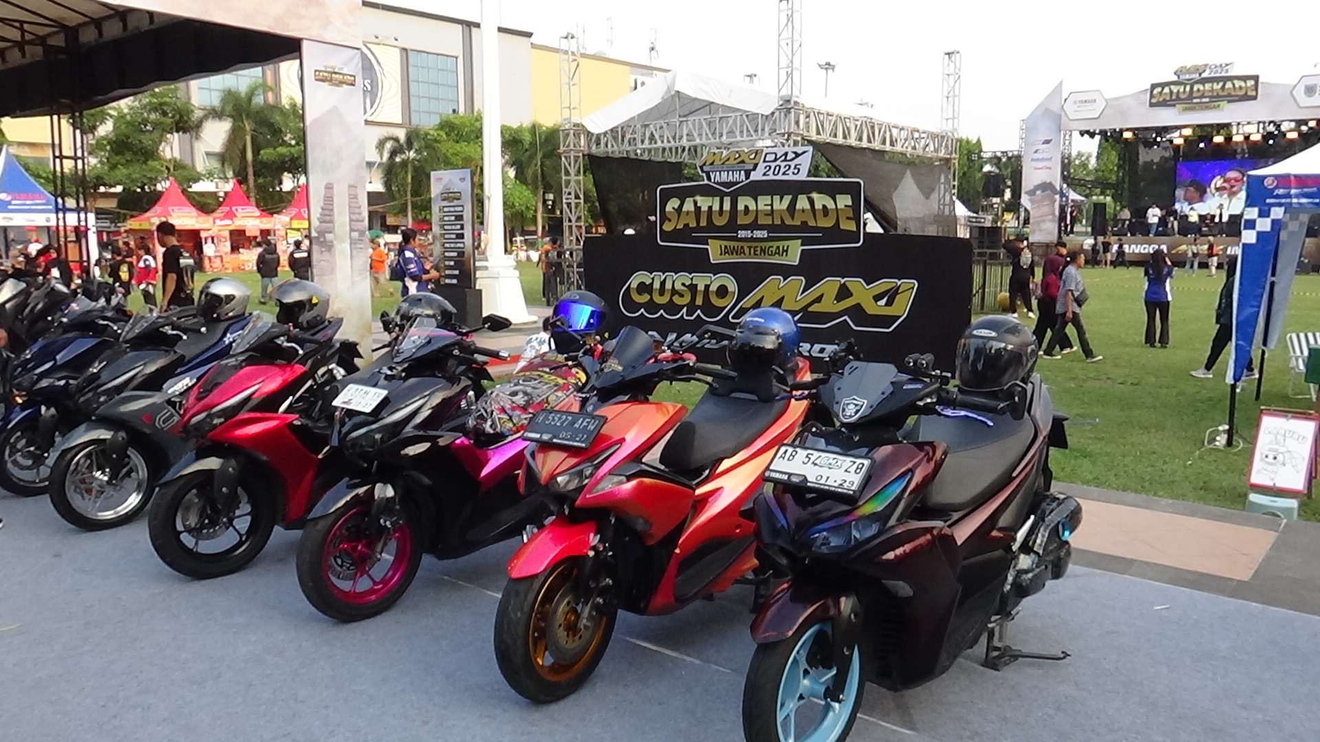BERJEJER: Berbagai jenis motor Maxi Series lintas generasi dipajang di showcase, Sabtu (21/6). (ANDIKA TRISNA SAPUTRA/RADAR KUDUS)