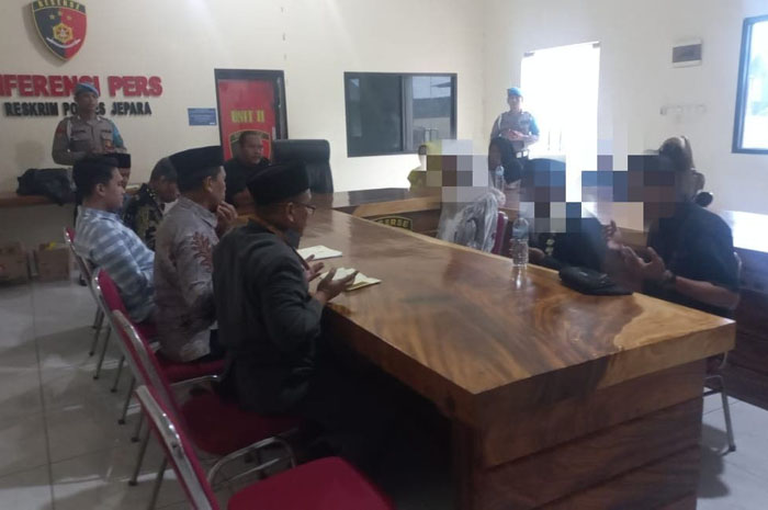 Sepasang suami-istri melangsungkan pernikahan di&nbsp;Satreskrim Polres Jepara, pada Jumat (20/6).