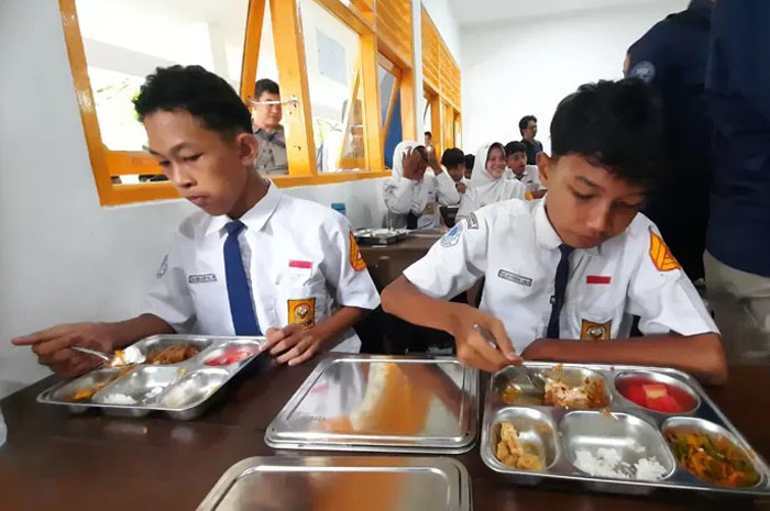 NIKMAT: Siswa di SMPN 1 Grobogan saat menikmati Makan Bergizi Gratis (MBG), belum lama ini.
