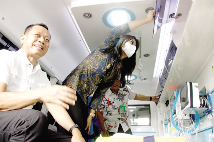 FASILITAS BARU: Bupati Kudus Samani Intakoris dan Wabub Belinda meresmikan laboratorium dan ambulanse di RS dr Lukmonohadi kemarin.