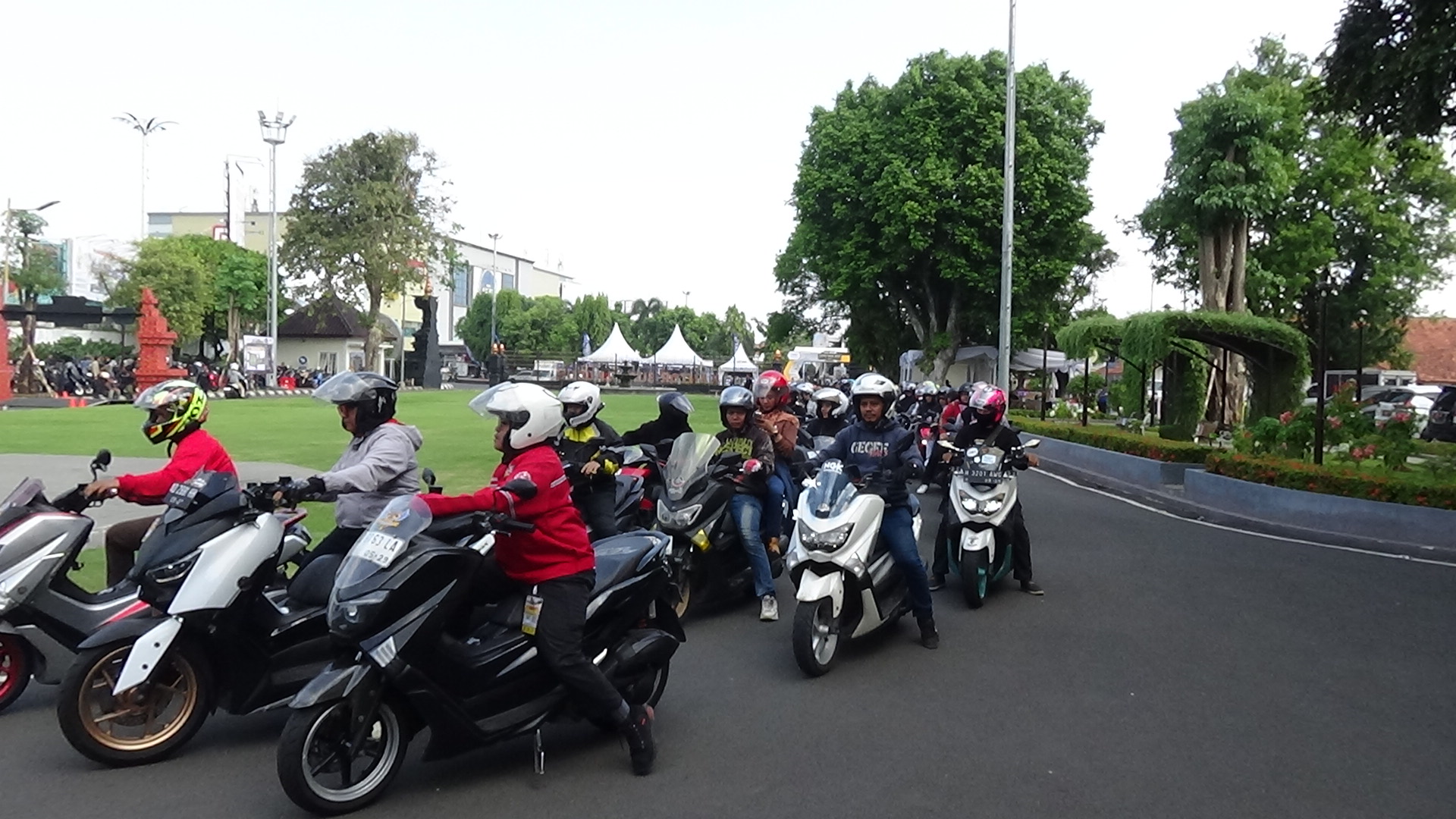 ANTRE: Sejumlah komunitas Yamaha Maxi Series telah sampai di depan Pendapa Kudus dan menunggu giliran berfoto kemudian parkir, Sabtu (21/6). (ANDIKA TRISNA SAPUTRA/RADAR KUDUS)