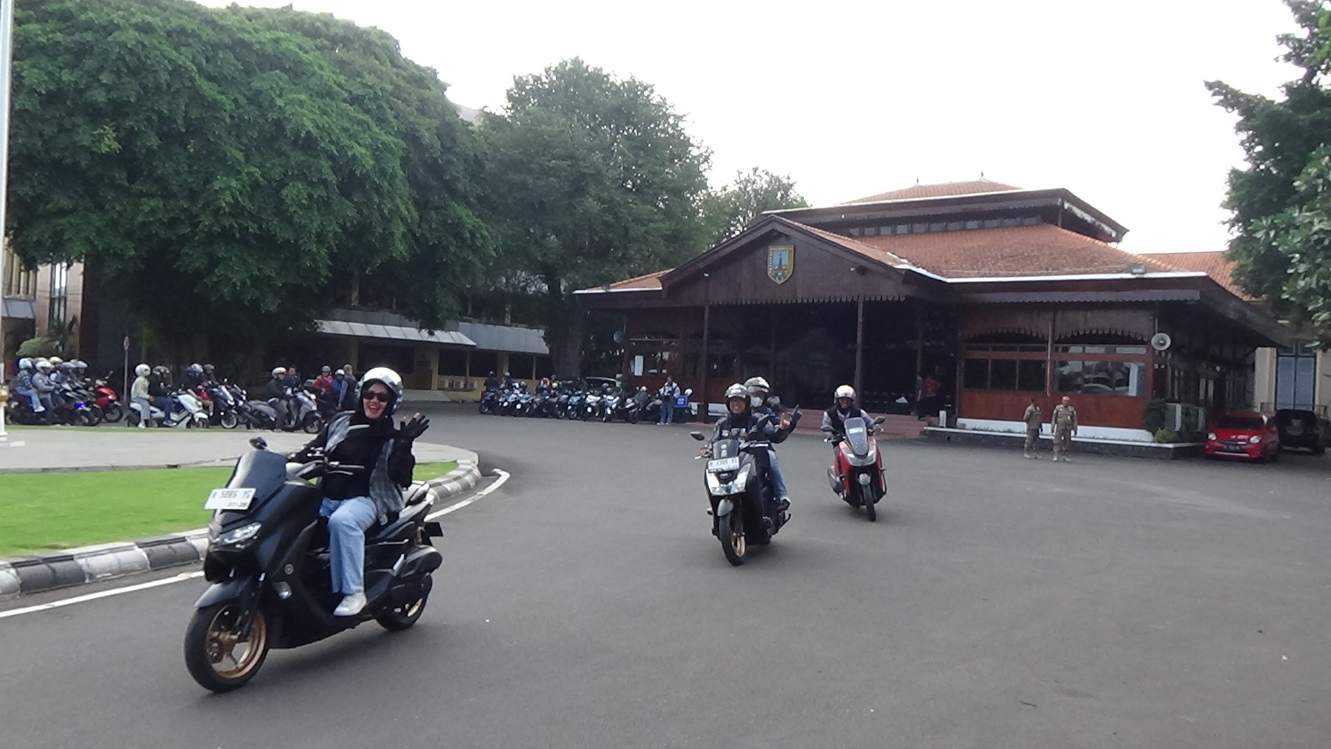 SAPA: Sejumlah pengendara dari salah satu komunitas Yamaha Maxi series melambaikan tangan ke kamera saat melintas di depan Pendapa Kabupaten Kudus, Sabtu (21/6). (ANDIKA TRISNA SAPUTRA/RADAR KUDUS)
