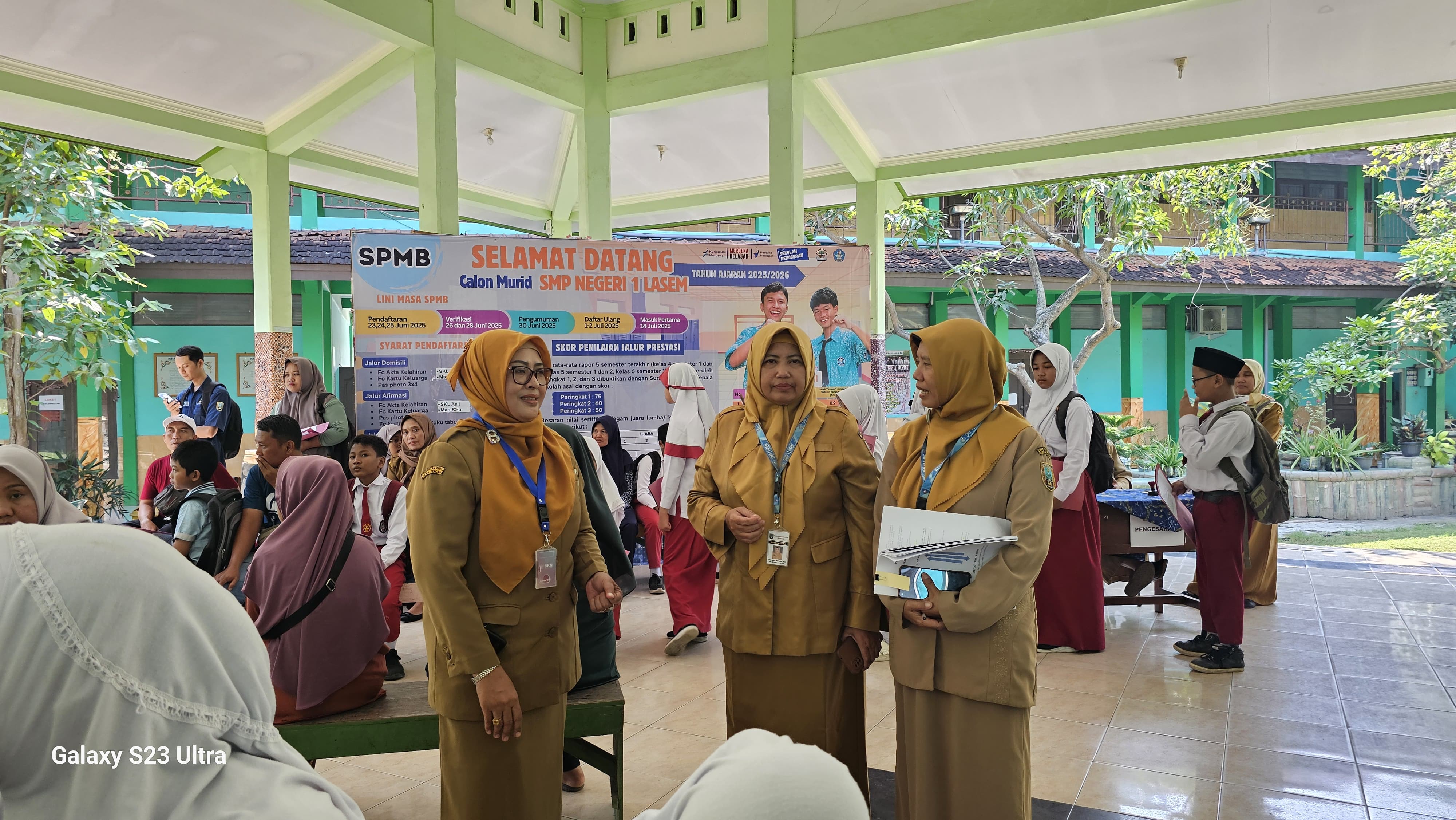 PANTAU LANGSUNG: Isti Choma Wati, PIC SPMB Kabupaten Rembang saat pantauan sampling sekolah besar, kemarin.