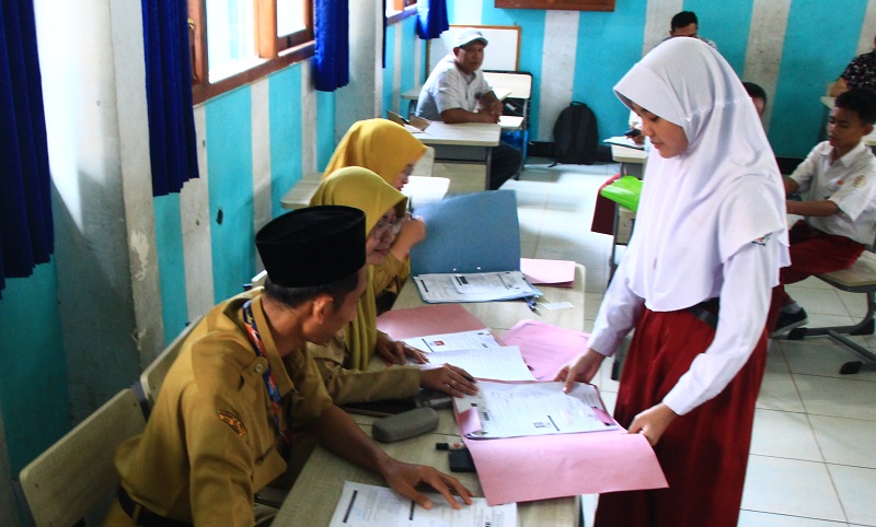 JALUR PRESTASI: Salah satu calon siswa melengkapi berkas pendaftaran dengan menggunakan jalur prestasi.