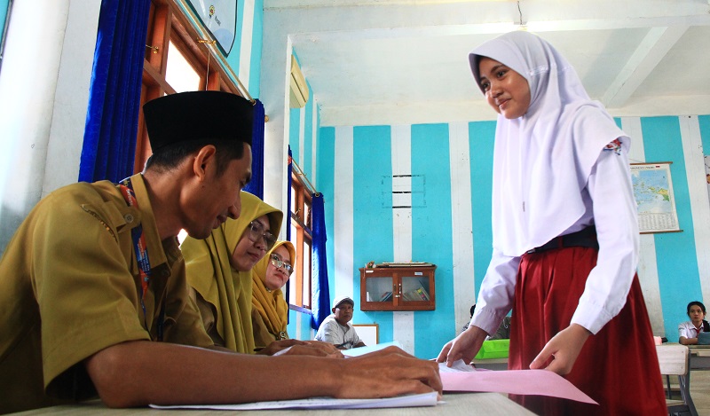 PENDAFTAR: calon siswa melengkapi berkas pendaftaran SPMB