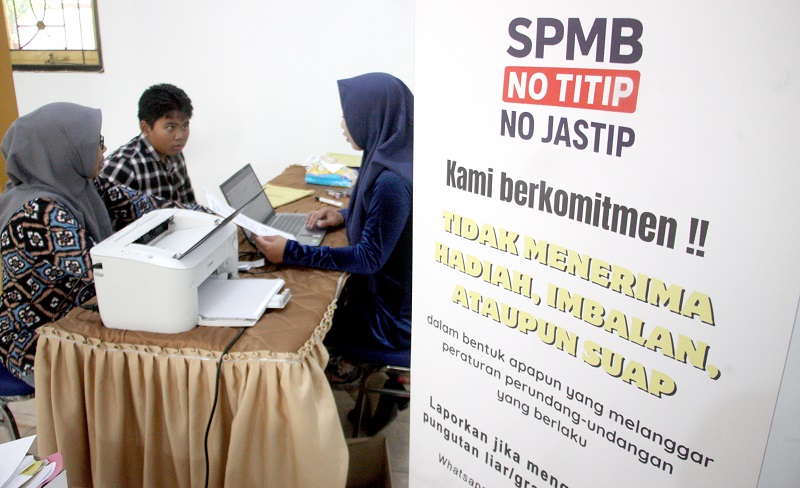 SPMB : Wali murid mengantarkan putranya mendaftar ke SMP 4 Bae Kudus.