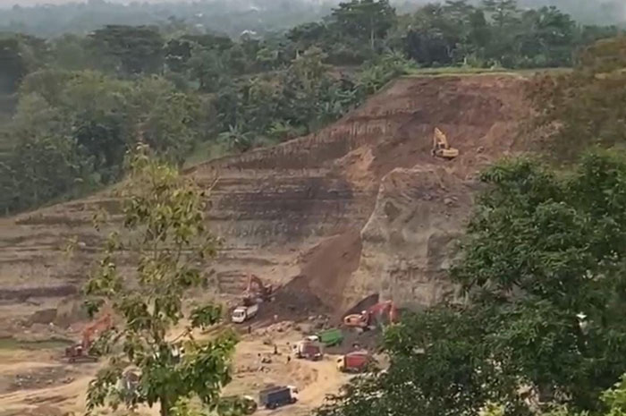 TINDAK LANJUTI: Aktivitas tambang galian C di dekat Bendung Logung.&nbsp;&nbsp;