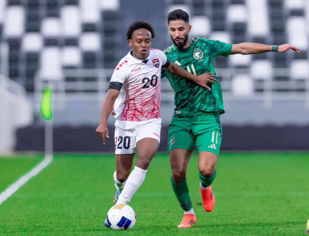 Pemain Arab Saudi berduel dengan pemain Trinidad