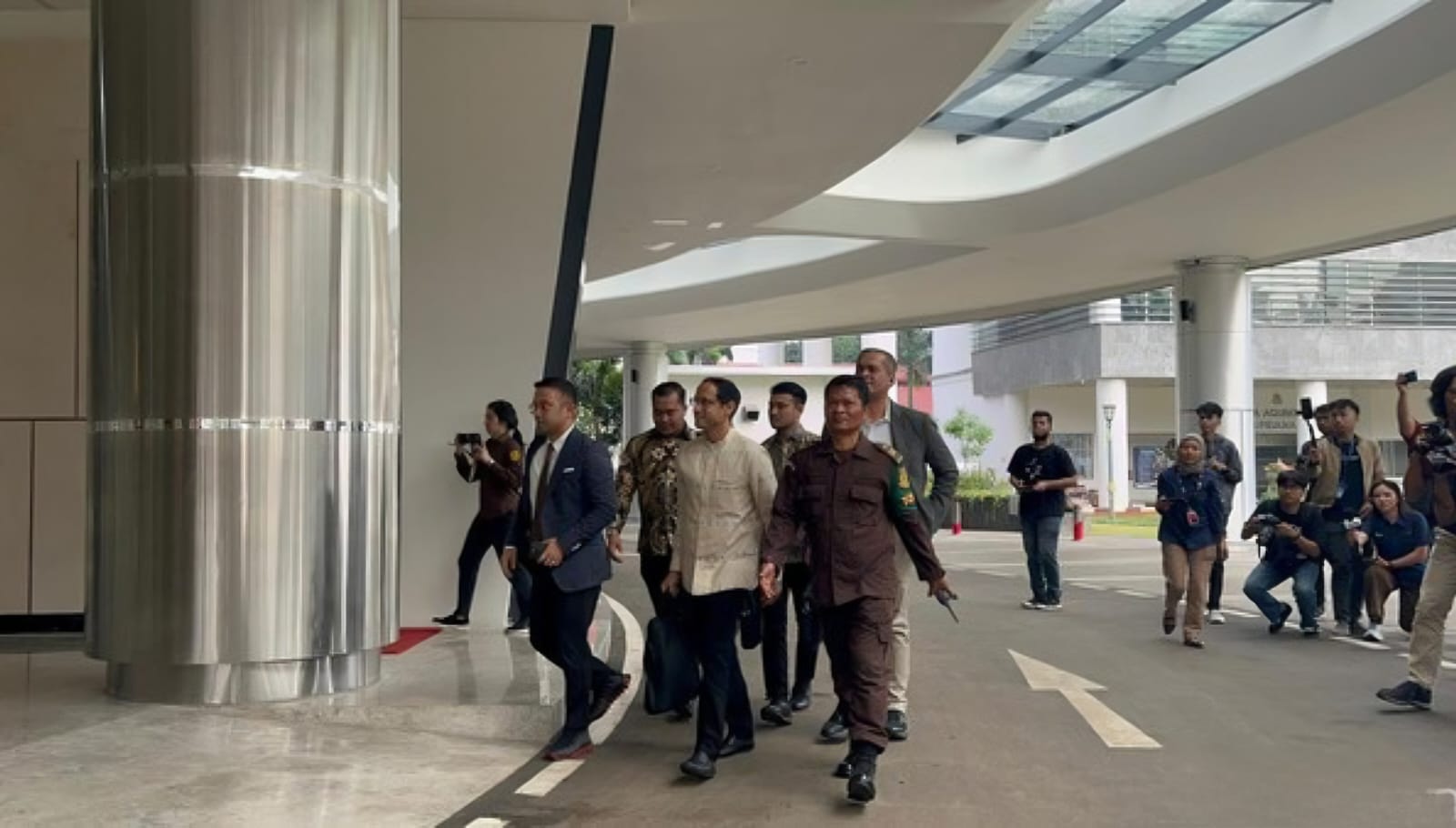 Naidem Makatrim Mantan Mendikbudristek memenuhi panggilan Kejagung
