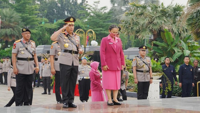Kapolri Jenderal Listyo Sigit Prabowo Ziarah ke Makam BJ Habibie dan Jenderal Hoegeng