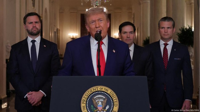 Presiden AS Donald Trump menyampaikan pidato didampingi Wapres JD Vance di Gedung Putih pada 21 Juni 2025, setelah serangan AS terhadap fasilitas nuklir Iran