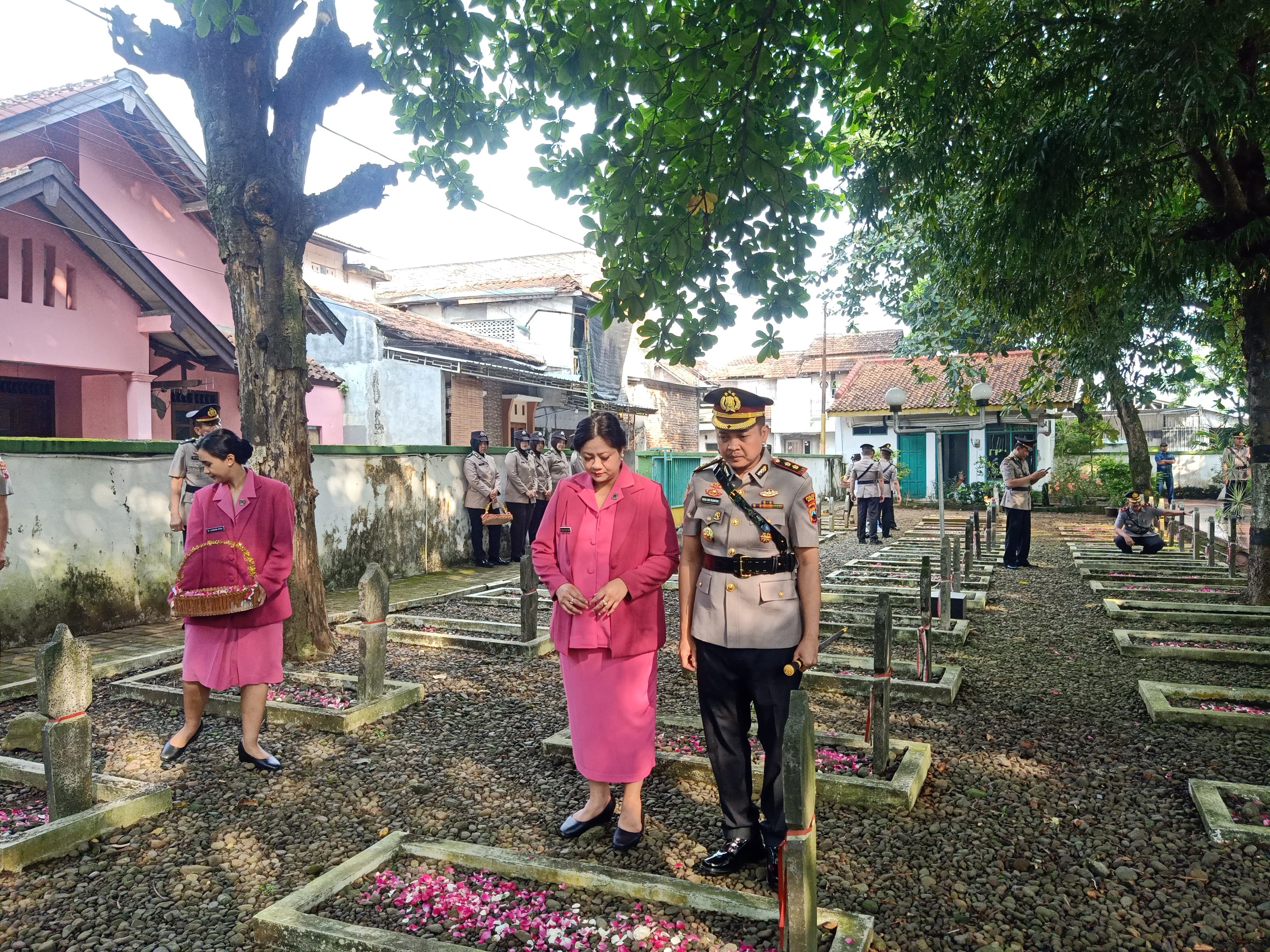 Prosesi: Kapolres Kudus dan istri, melakukan prosesi tabur bunga di TMP Setya Pertiwi Kaliputu, Kudus.