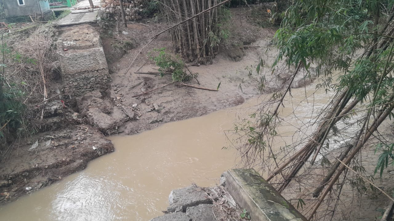 AMBROL: Kondisi jembatan sreman di Desa Pojok Kecamatan Tawangharjo ambrol diterjang banjir.