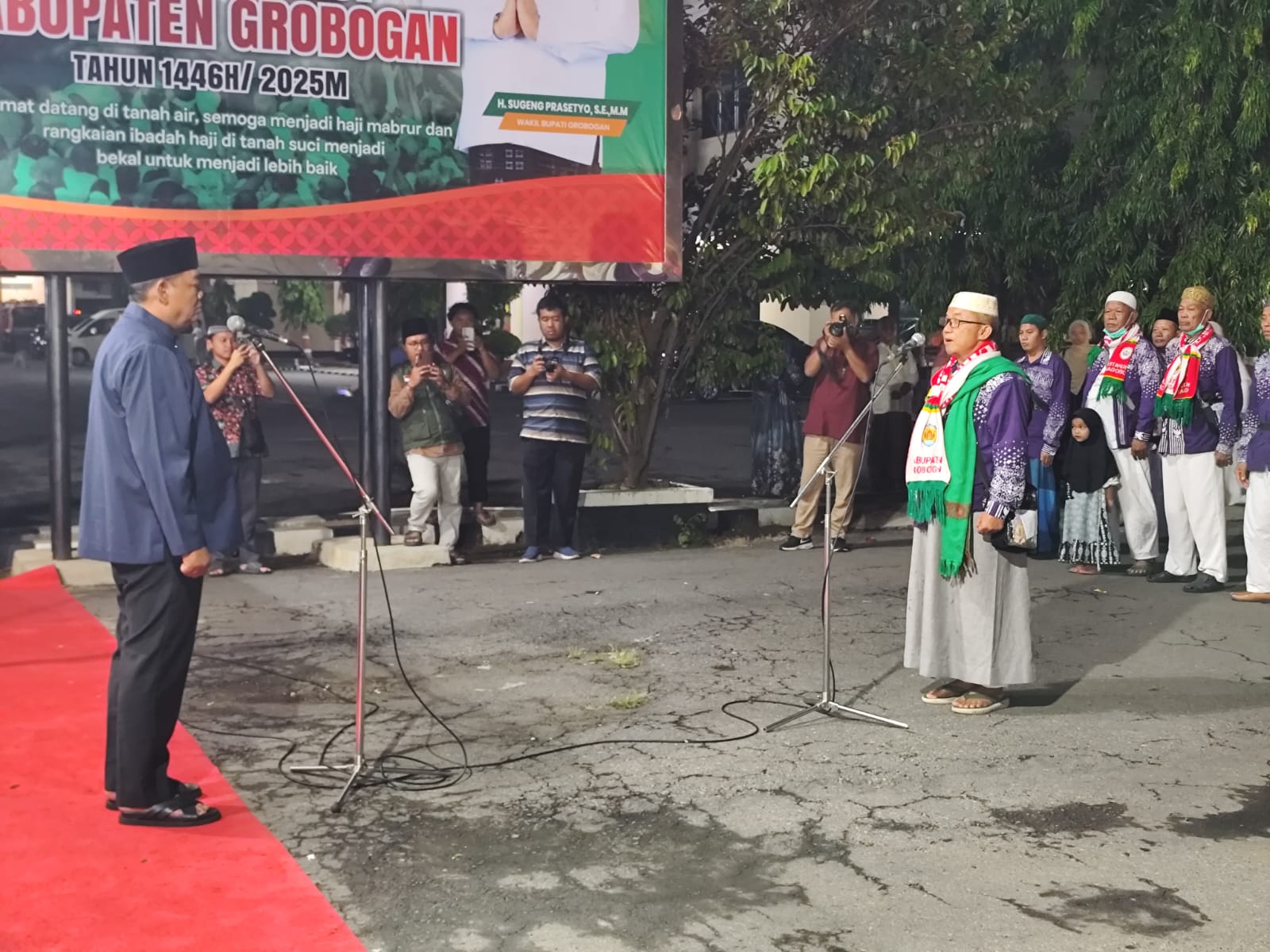 SAMBUT KEDATANGAN &ndash; Bupati Grobogan Setyo Hadi menyambut kedatangan jamaah haji Grobogan kloter 35 yang baru tiba di halaman Pendopo Kabupaten.