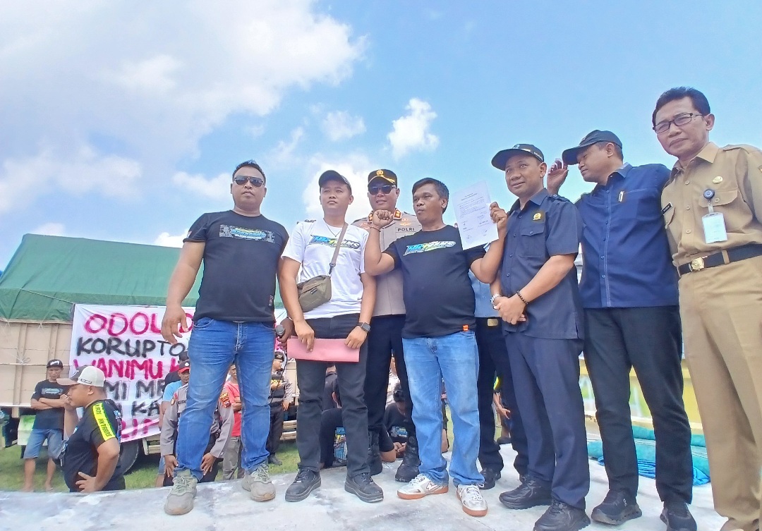 MERAKYAT: Ketua DPRD Kabupaten Blora Mustopa (tiga dari kanan) saat menemui ratusan sopir truk yang lakukan aksi di Lapangan Kridosono Blora