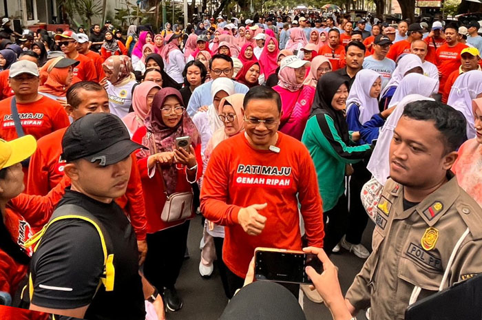 RAMAI: Bupati Pati Sudewo saat mengikuti kegiatan Car Free Day di kawasan Alun-Alun Simpang Lima Pati.