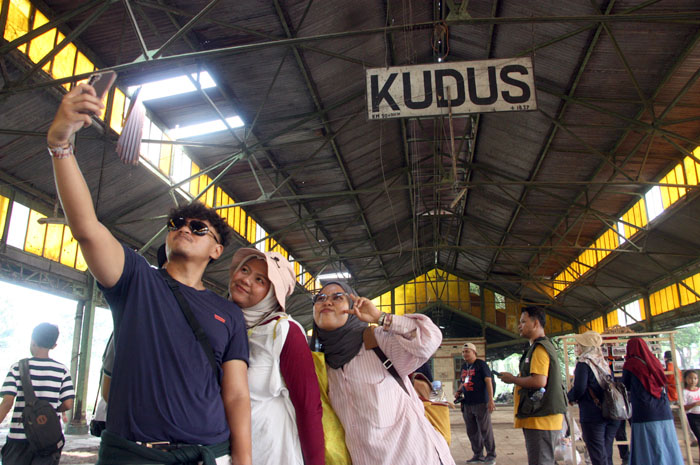 PERJALANAN EDUKATIF STASIUN WERGU: Komunitas Lelana dan Cerita Kudus Tuwa walking tour jejak kereta api di Kudus pada Minggu (22/6).
