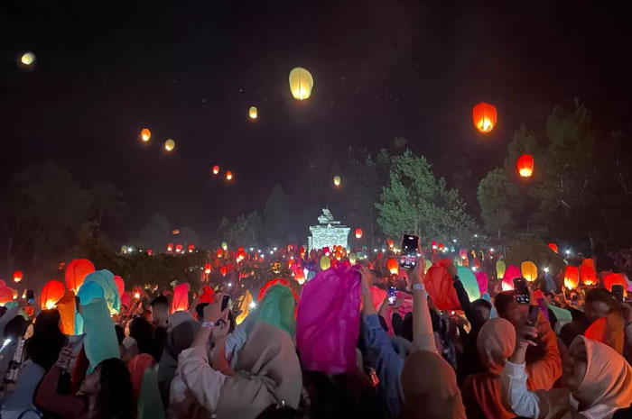 MERIAH: Pengunjung lepas lampion saat Festival Gedong Songo di area candi satu Gedong Songo, Bandungan.  