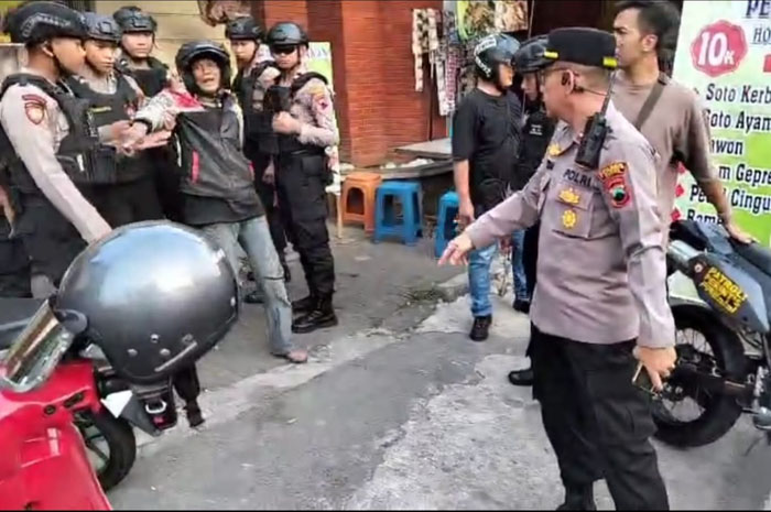 DIBEKUK: Pelaku mabuk dan membuat onar di kawasan Menara Kudus diamankan oleh polisi.
