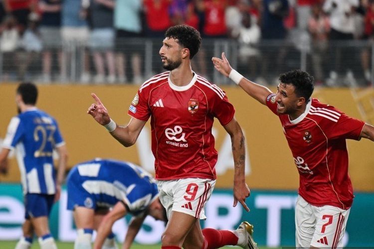Wessam Abou Ali merayakan gol dengan rekan setimnya Trezeguet dalam pertandingan sepak bola Piala Dunia Klub 2025 Grup A antara Porto vs Al Ahly