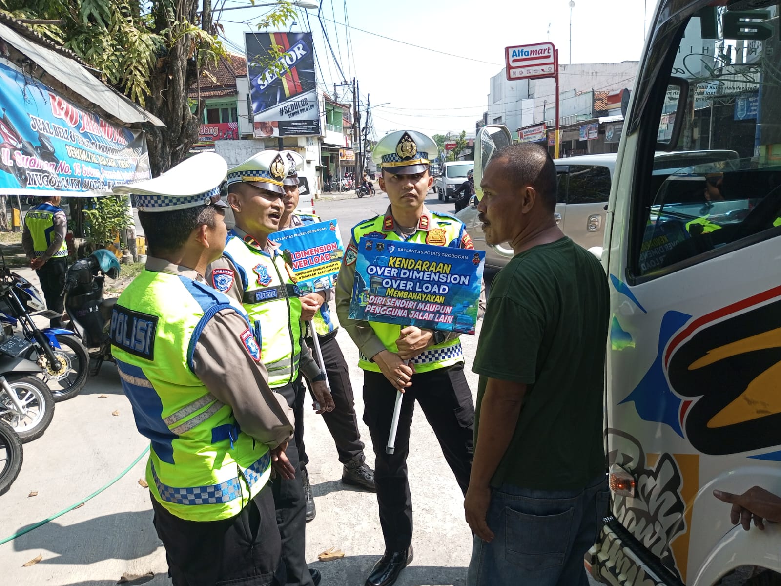PENYEKATAN: Satlantas Polres Grobogan saat melakukan penyekatan pada truk yang hendak demo ke Semarang, Senin (23/6).