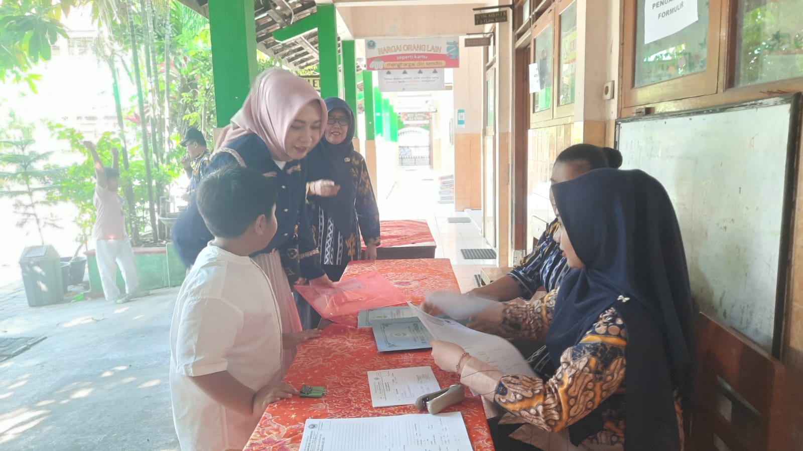 PENDAFTAR: Salah satu orang tua dan siswa pendaftar.