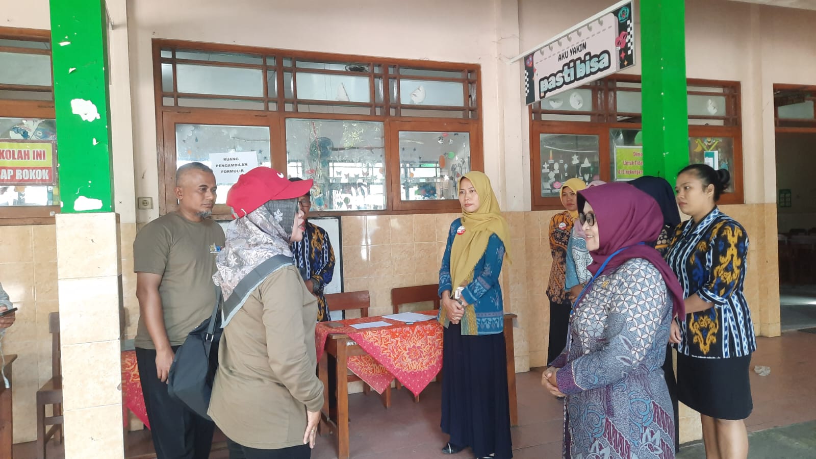 MENINJAU: Kabid Pembinaan SD Disdik Grobogan saat meninjau pelaksanaan SPMB di SDN 12 Purwodadi.