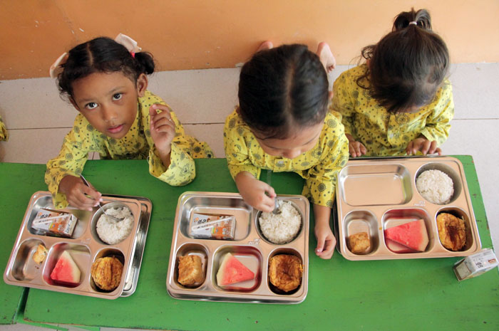 MAKAN BARENG: Peserta didik KB Ainina Kecamatan Mejobo menyantap buah yang disediakan dari dapur MBG baru-baru ini.