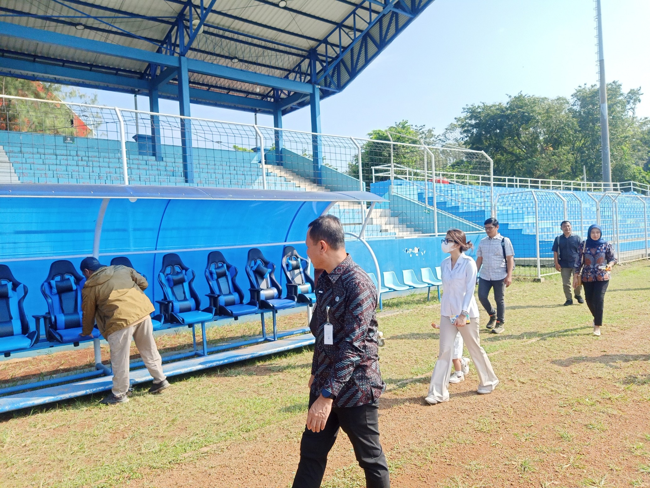 Bupati Kudus dan wakil Bupati Kudus meninjau langsung stadion wergu Kudus, jelang uji kelayakan. (Andre Setiawan/RADAR KUDUS)